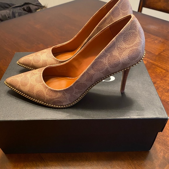 COACH LOGO HEELS - Picture 2 of 7